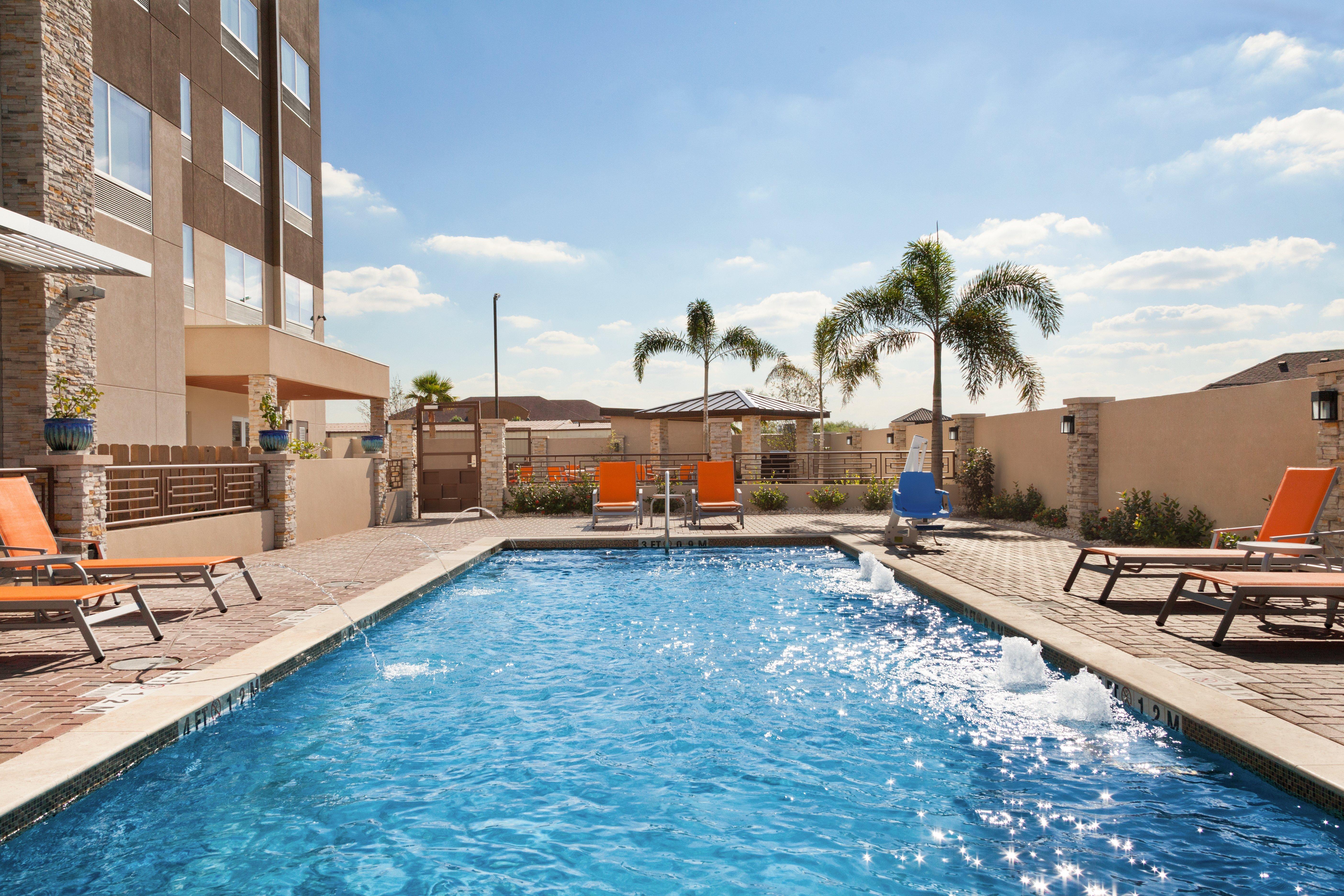 Holiday Inn Express&Suites Edinburg- Mcallen Area, an IHG Hotel Exterior foto