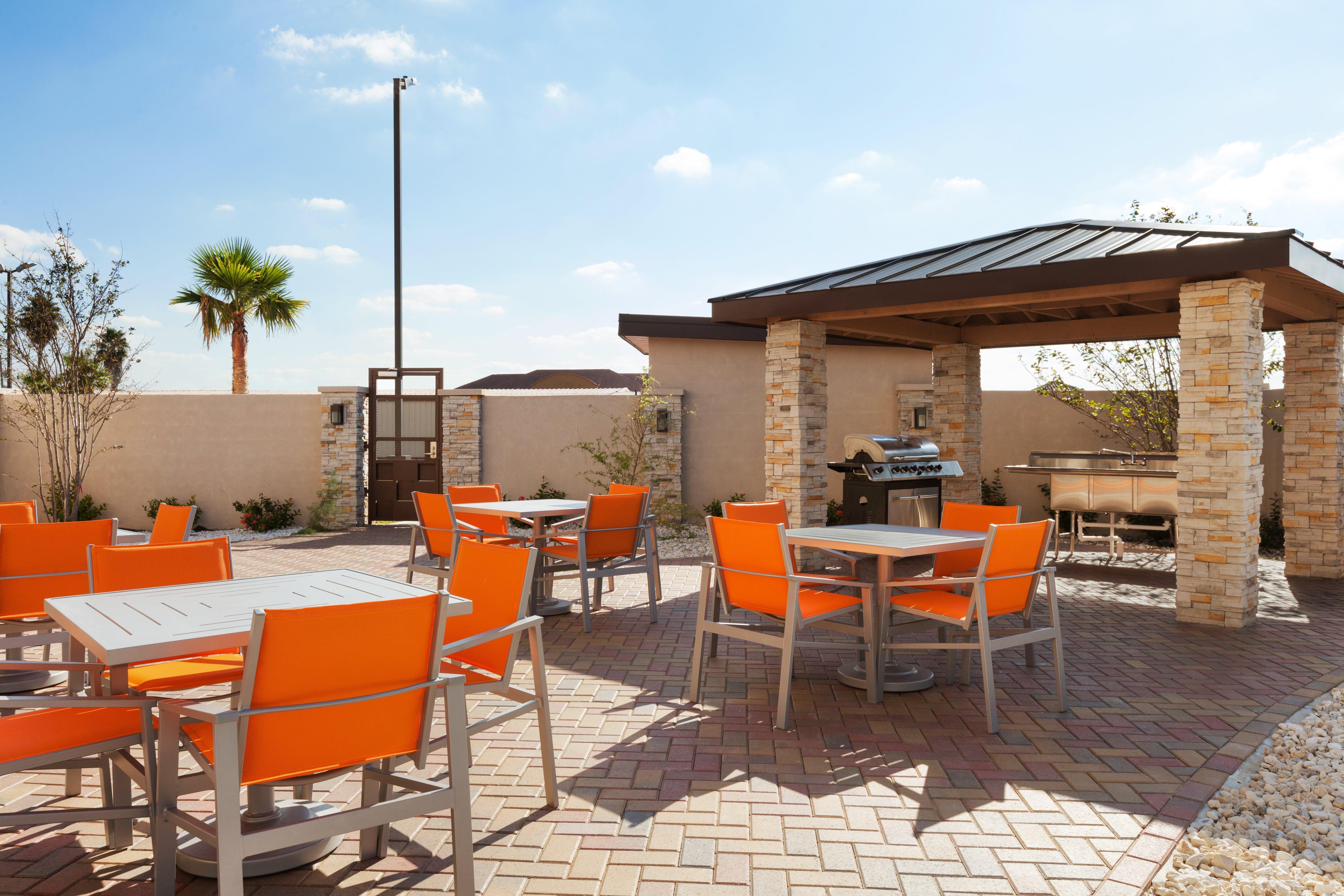 Holiday Inn Express&Suites Edinburg- Mcallen Area, an IHG Hotel Exterior foto